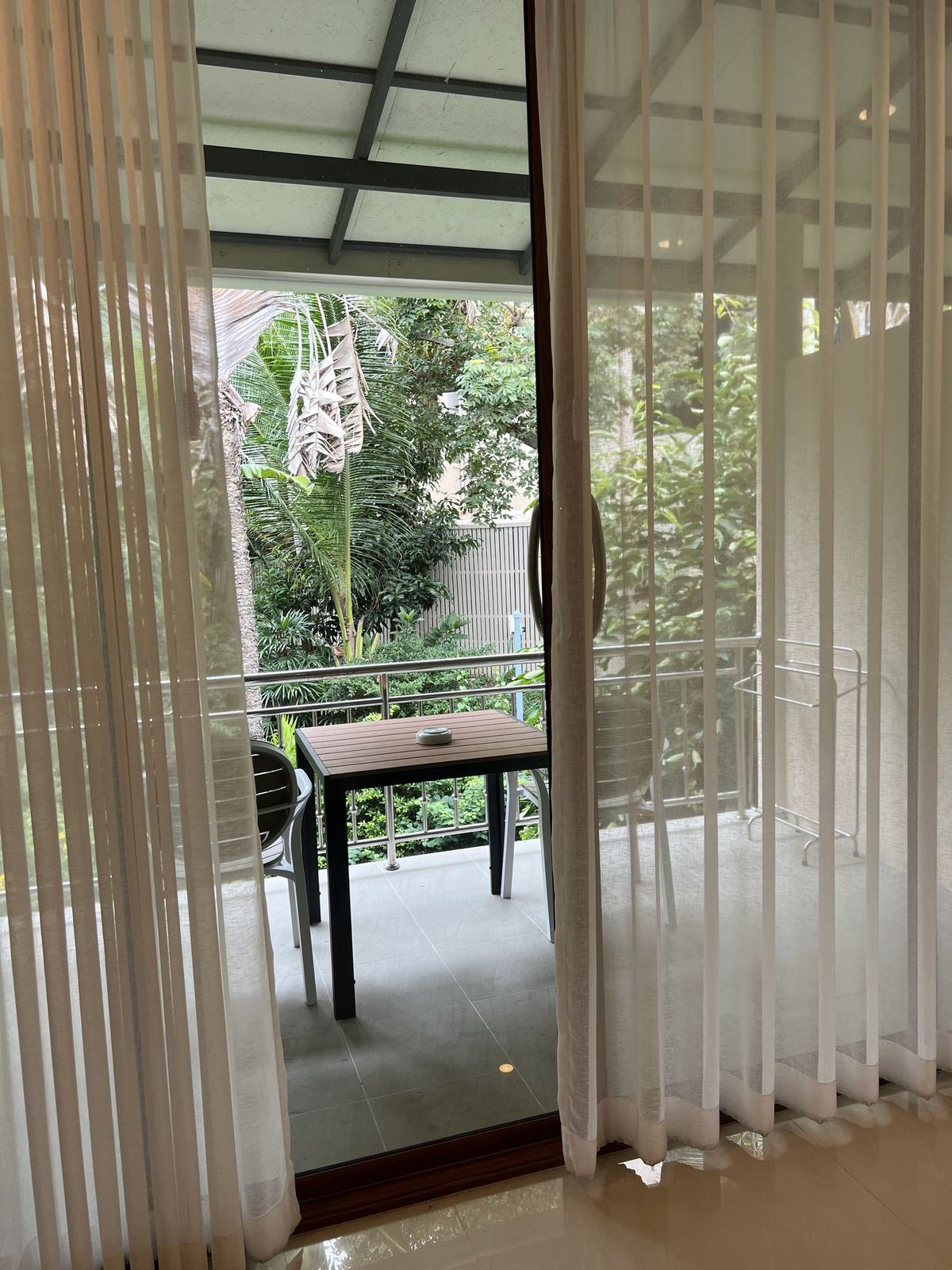 Выход на балкон номера Garden View, за ним тропическая зелень