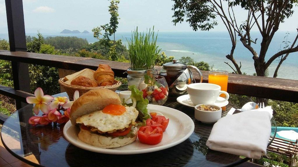 Завтрак с видом на море в Sunset Hill Resort