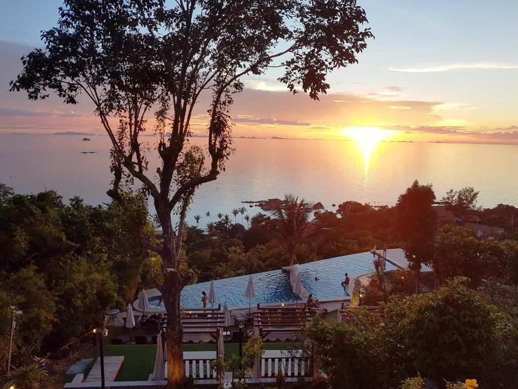 Закат над морем с территории Sunset Hill Resort